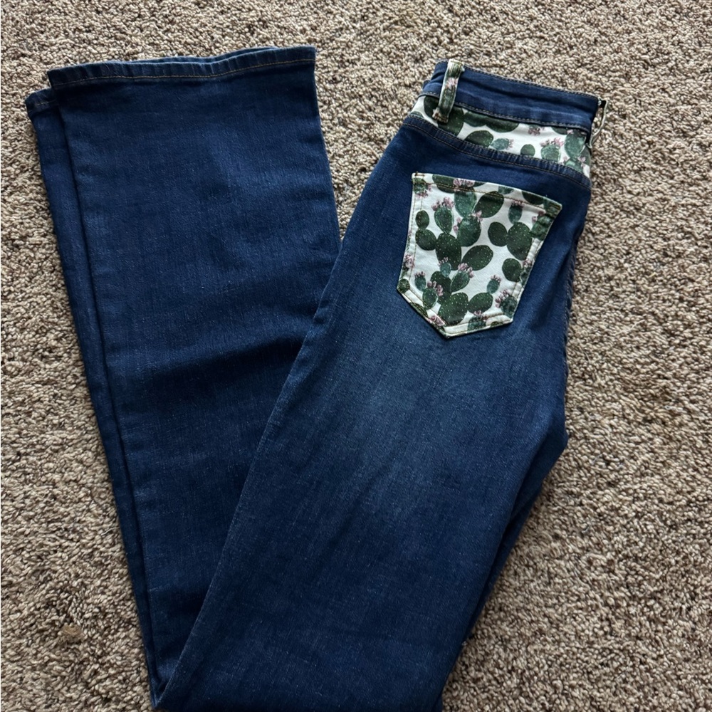 Ranch Dressn jeans
Cactus print pockets
Worn once
Size xs/00 inseam 36